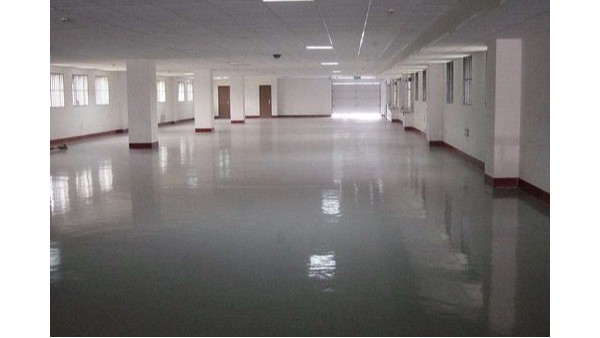 在水泥基自流平施工前，如何進(jìn)行現(xiàn)場(chǎng)勘察和注意事項(xiàng)？易高好膩?zhàn)痈嬖V您