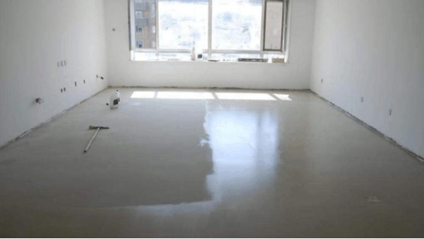 石膏基自流平砂漿施工表面空鼓、開裂的原因及防治措施有哪些？